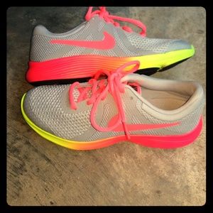 Nike revolution 4